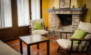 A seating area at Casa de aldea Collera