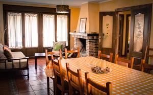A seating area at Casa de aldea Collera