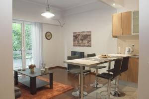 アテネにあるModern apartment, EXCELLENT and VIBRANT location!!のキッチン、リビングルーム(テーブル、椅子付)