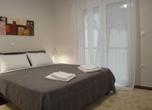 アテネにあるModern apartment, EXCELLENT and VIBRANT location!!のベッドルーム1室(ベッド1台、タオル2枚付)