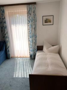 ein Schlafzimmer mit einem Bett und einem großen Fenster in der Unterkunft Ferienwohnung Albrecht in Dornbirn