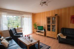 een woonkamer met een bank en een tafel bij Haus Herdlitschke - auch für Monteure in Polle