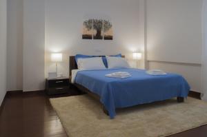 Lova arba lovos apgyvendinimo įstaigoje Modern flat, VIBRANT and EXCELLENT spot!!