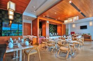 Un restaurante o sitio para comer en ASHLEE Heights Hotel Patong