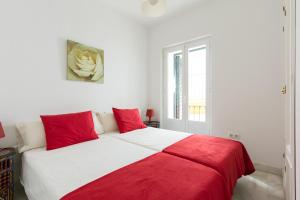 セビリアにあるVeoapartment Pedro Miguelの白い部屋の白いベッド(赤い枕付)