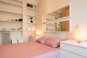 マドリードにあるNew Apartment Retiro Park 6paxのベッドルーム(ベッド1台、デスク、鏡付)