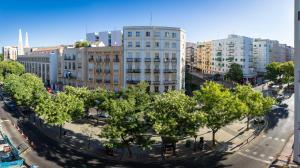 マドリードにあるNew Apartment Retiro Park 6paxの木々や建物のある街並み