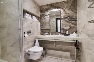 Koupelna v ubytování Light Hotel + 37 fotografií