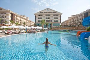 een vrouw in een zwembad in een resort bij Crystal Palace Luxury Resort & Spa - Ultimate All Inclusive in Side