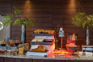 une table avec plusieurs paniers de fromage et de pain dans l'établissement Residence de Tourisme Ajaccio Amirauté, à Ajaccio