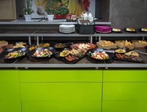 Makanan di atau berdekatan hotel