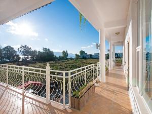 - un balcon offrant une vue sur un champ dans l'établissement Villa Verde Hotel, à Dali