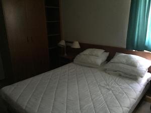 バダチョニトマイにあるStrandközeli panorámás 4 fős apartman Badacsonytomajonのベッドルーム1室(白いベッド1台、枕2つ付)