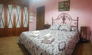 A bed or beds in a room at Casa de aldea Collera