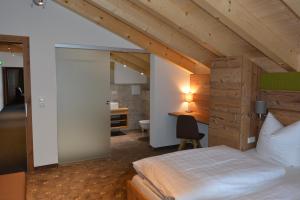 Säng eller sängar i ett rum på Pension Alpenblick