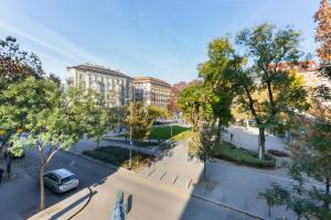 z góry widok na ulicę z drzewami i budynkami w obiekcie SB Panzió w Budapeszcie