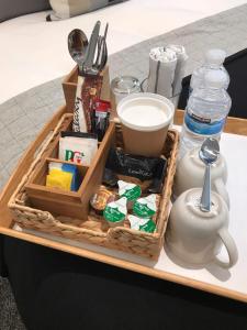 bandeja con una cesta de comida y una botella de agua en Coleman Studios, en Wolverhampton