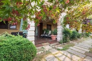 a house with a patio with flowers on it at Appartamento Balkissa in San Felice del Benaco