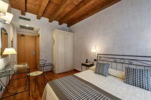 a bedroom with a bed and a desk in a room at Hotel Marco Polo in Verona