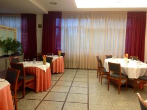Reštaurácia alebo iné gastronomické zariadenie v ubytovaní Hotel Ristorante Anita