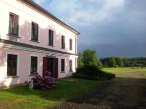 Hotel Castle Mlýn Maděrovka外面的花园