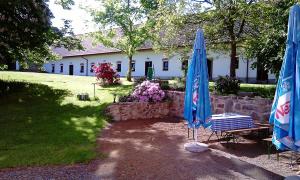 Hotel Castle Mlýn Maděrovka外面的花园