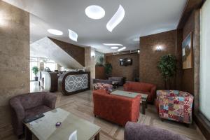 a waiting room with chairs and tables at Garni Hotel Aveny in Čačak