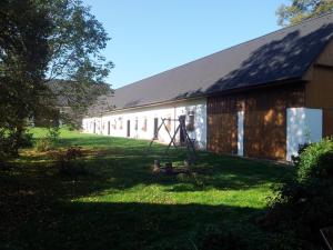 Hotel Castle Mlýn Maděrovka外面的花园