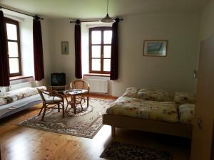 Hotel Castle Mlýn Maděrovka的休息区