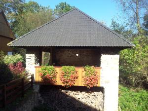 Hotel Castle Mlýn Maděrovka外面的花园