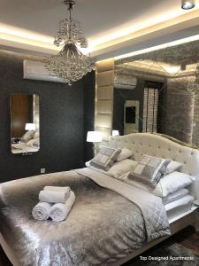 ein Schlafzimmer mit einem großen Bett mit Handtüchern darauf in der Unterkunft Top Designed Apartments in Danzig