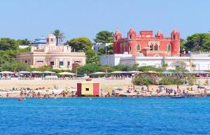 a beach with a bunch of people on the beach at S.Maria di Leuca - 30m mare - Salento(Le) in Leuca +10 photos