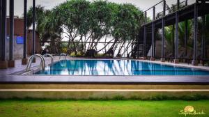 Bazén v ubytování Saprin Beach Resort nebo v jeho okolí