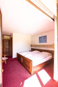 Tempat tidur dalam kamar di DEVA Hotel-Restaurant Fischerwirt inklusive Chiemgau Card