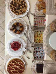 une table avec de nombreuses assiettes et bols de nourriture dans l'établissement Palazzo Reginella, à Bovalino Marina