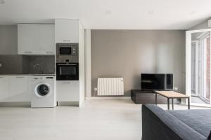a white kitchen with a washer and dryer at Apartment IFEMA-Airport in Madrid