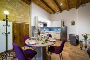 Η κουζίνα ή μικρή κουζίνα στο Au coeur de Beynac, une maison de caractère avec jardin terrasse