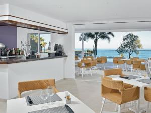 トレモリノスにあるApto a pie de playa con vistas increíbles!の海の景色を望むレストラン