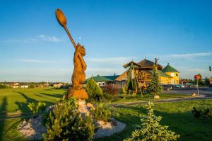 una estatua de una mujer sosteniendo un bate de béisbol en Hotel Pas Katina en Panevėžys