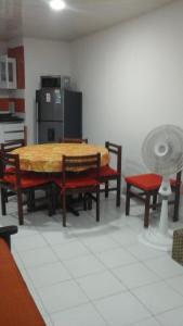 ein Esszimmer mit einem Tisch, Stühlen und einem Ventilator in der Unterkunft Edificio Nuevo Conquistador in Cartagena de Indias