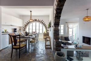 cocina y sala de estar con mesa y sillas en JKG OIKIA, en Agia Anna de Naxos