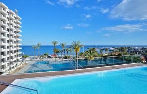 The swimming pool at or close to Apto a pie de playa con vistas increíbles!