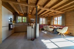 eine Küche und ein Esszimmer mit einem Tisch und Stühlen in der Unterkunft Chalet Hinterrugg in Wildhaus