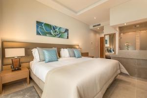 Кровать или кровати в номере Caneiros Luxury House & Suites