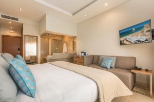 Кровать или кровати в номере Caneiros Luxury House & Suites