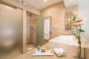 Ванная комната в Caneiros Luxury House & Suites