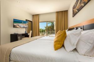 Кровать или кровати в номере Caneiros Luxury House & Suites