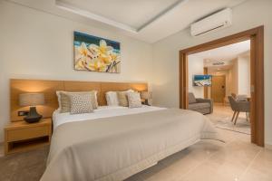 Кровать или кровати в номере Caneiros Luxury House & Suites