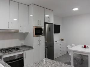 Kuchyň nebo kuchyňský kout v ubytování PRECIOSO APARTAMENTO EN PRIMERA LINEA DE MAR + 14 fotografií