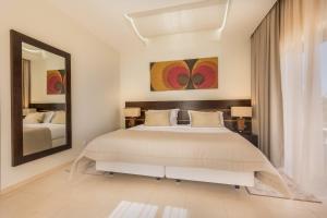 Кровать или кровати в номере Caneiros Luxury House & Suites